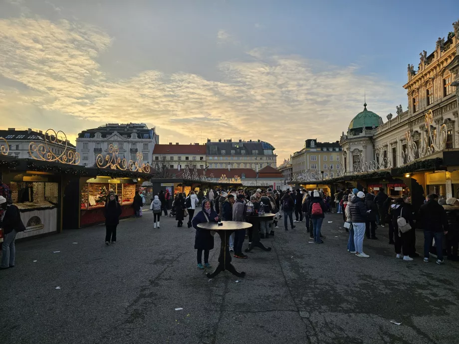 Markets in front of Oberes Belvedere