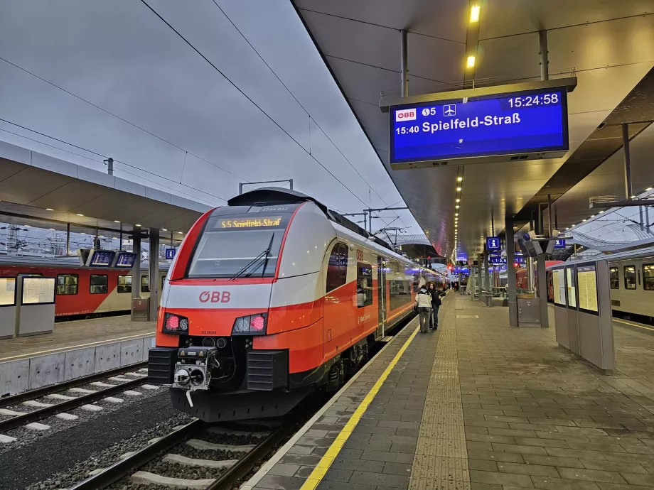 Train line S5 towards Spielfeld and Graz Airport