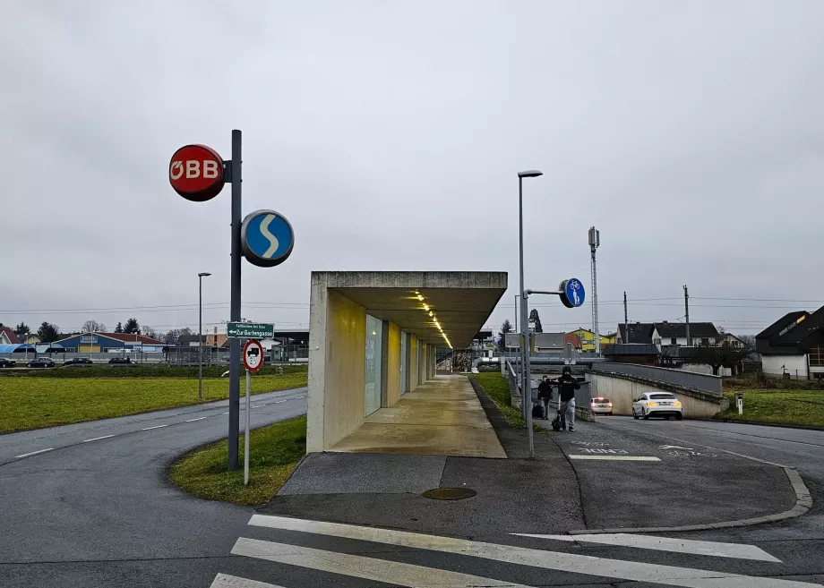 Train station near the airport - direction Graz on the left