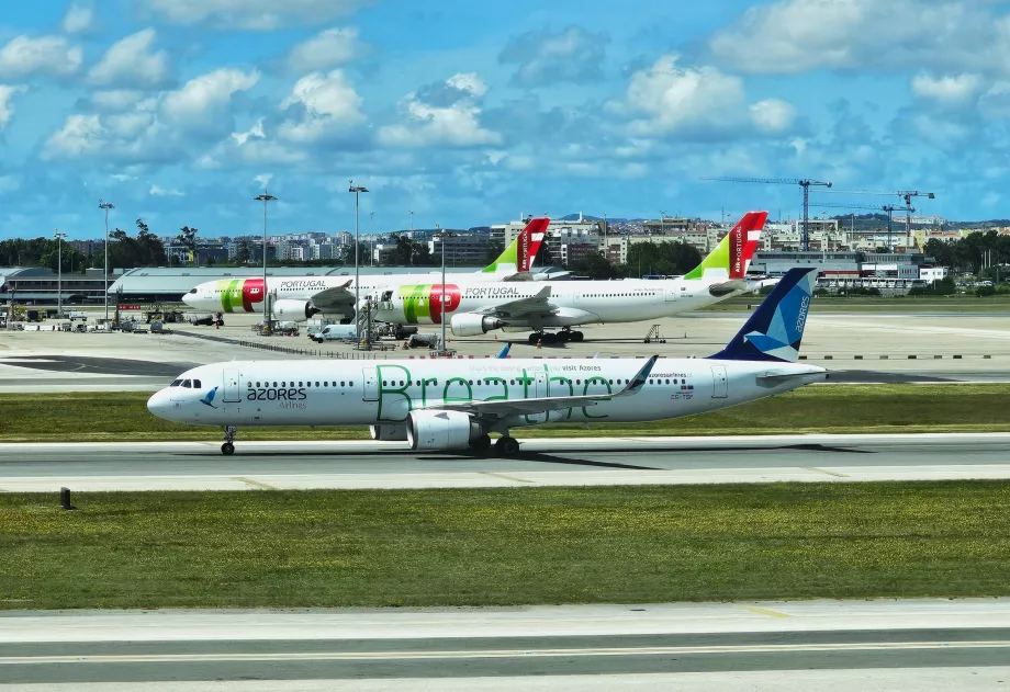 Azores Airlines, Airbus A321 in Lisbon with the sign "Breathe"