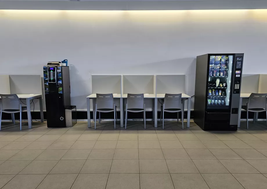 Machines in the transit area of Pico Airport