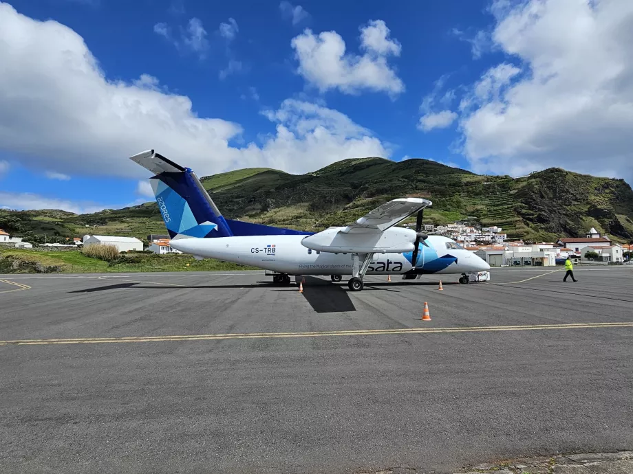 Dash 8 Q200 at Corvo Airport