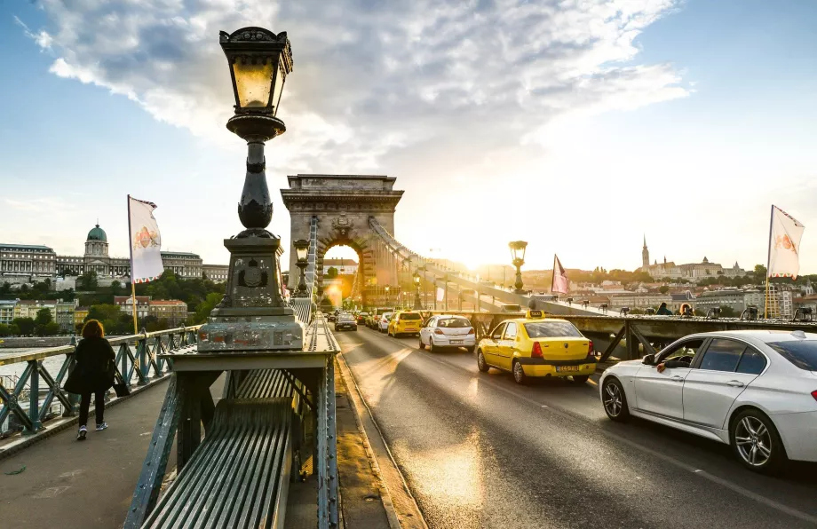 Traffic on the Chain Bridge