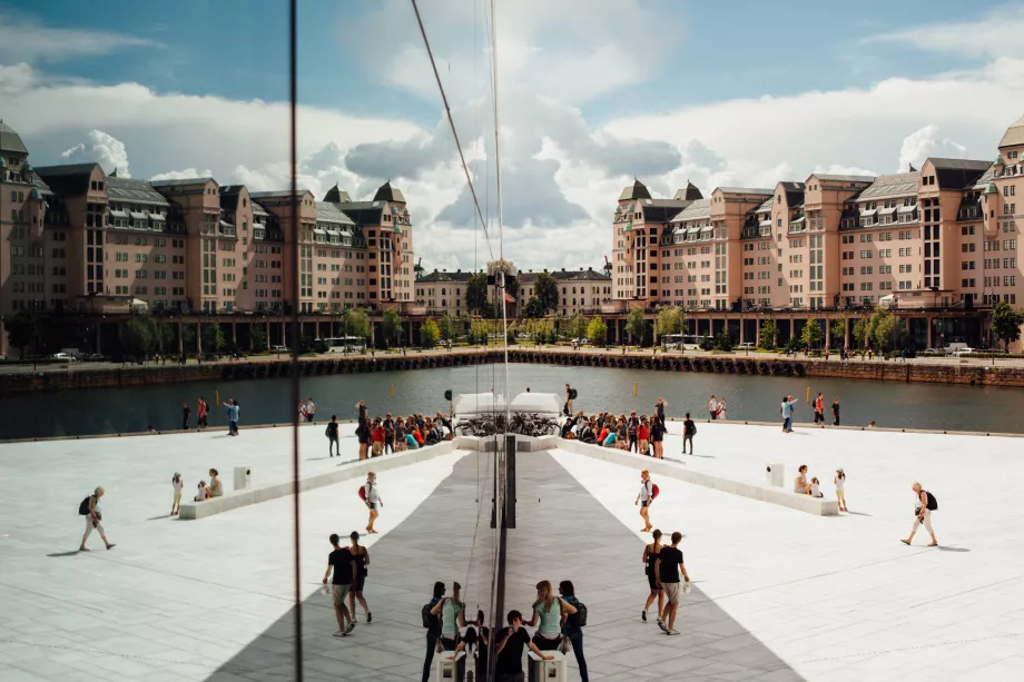 Mirroring Oslo at the Opera