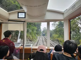 Passing an oncoming cable car
