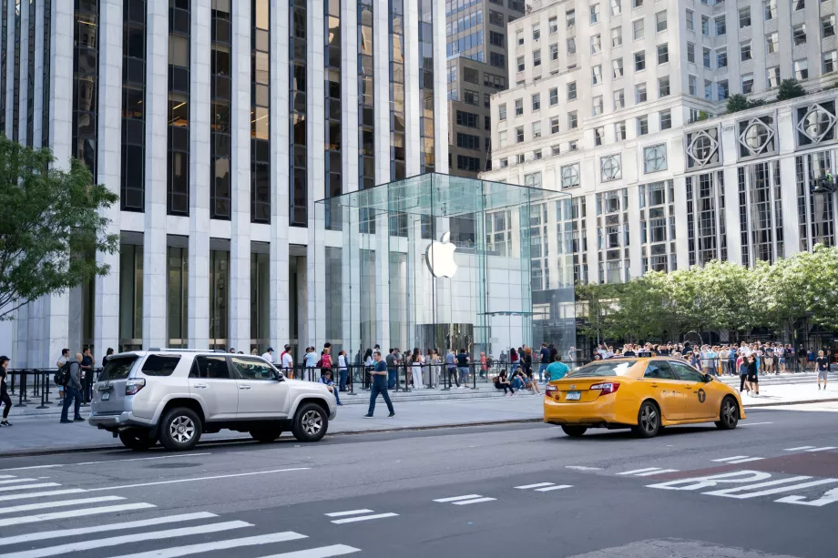 Apple Store at 5. Avenue