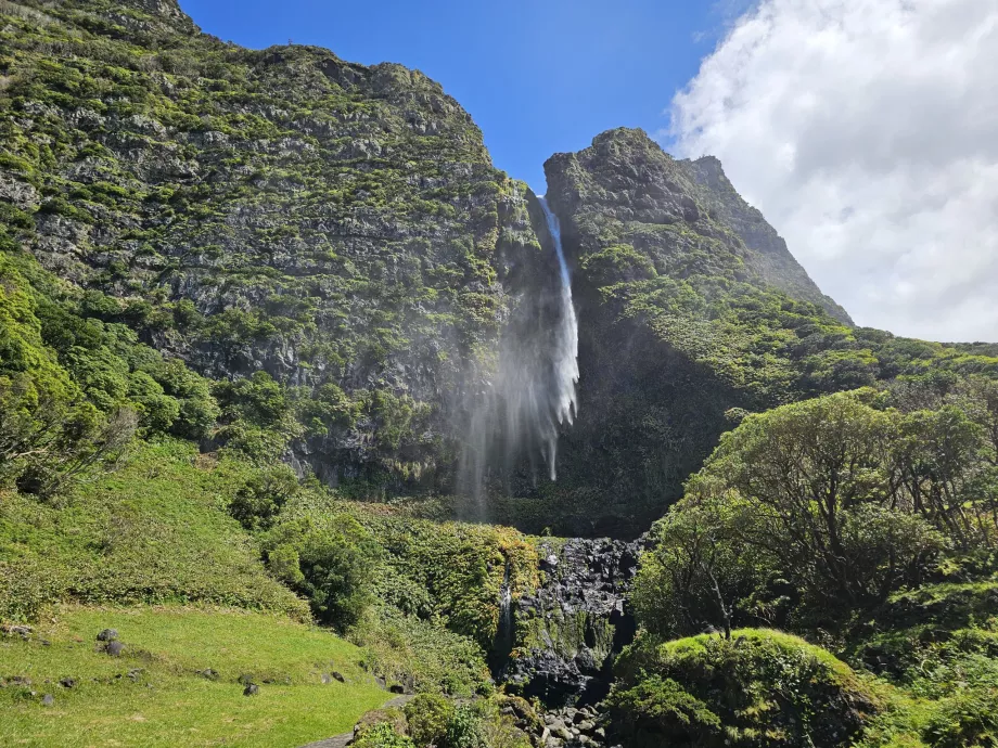 Bacalhau waterfall in the wind