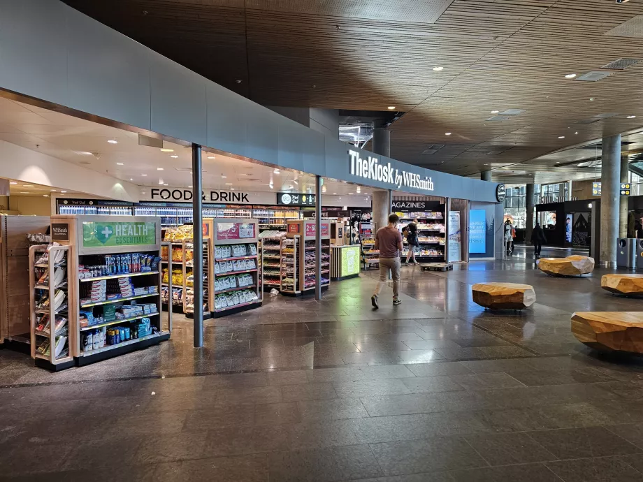 Kiosk WHSmith, arrivals hall