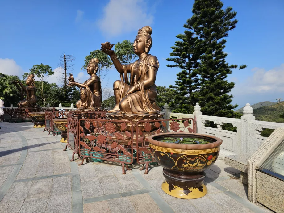 Smaller statues of Buddha on the gallery