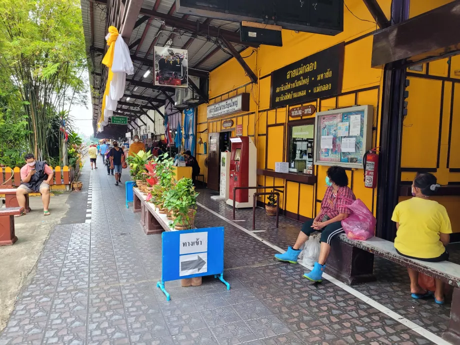 Wongwian Yai Station