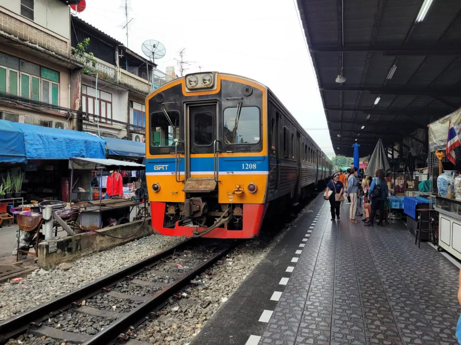 Train to Wongwian Yai Station