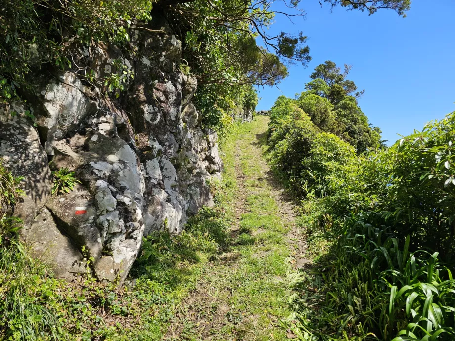 Mark on the rock, trilho Ponta Ruiva-Cedros