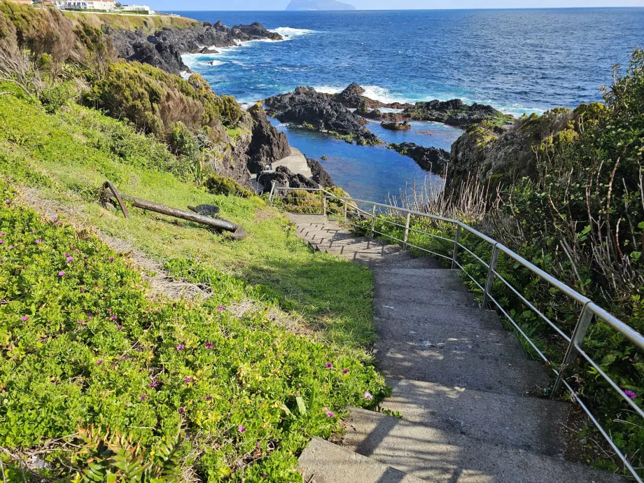 Access to natural swimming pools