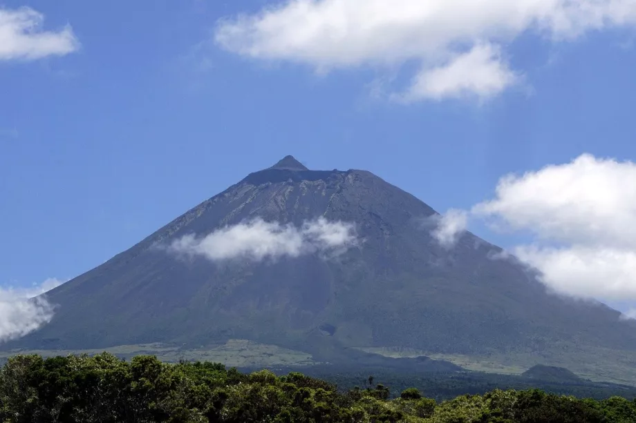 Pico with prominent pointed top Piquinho