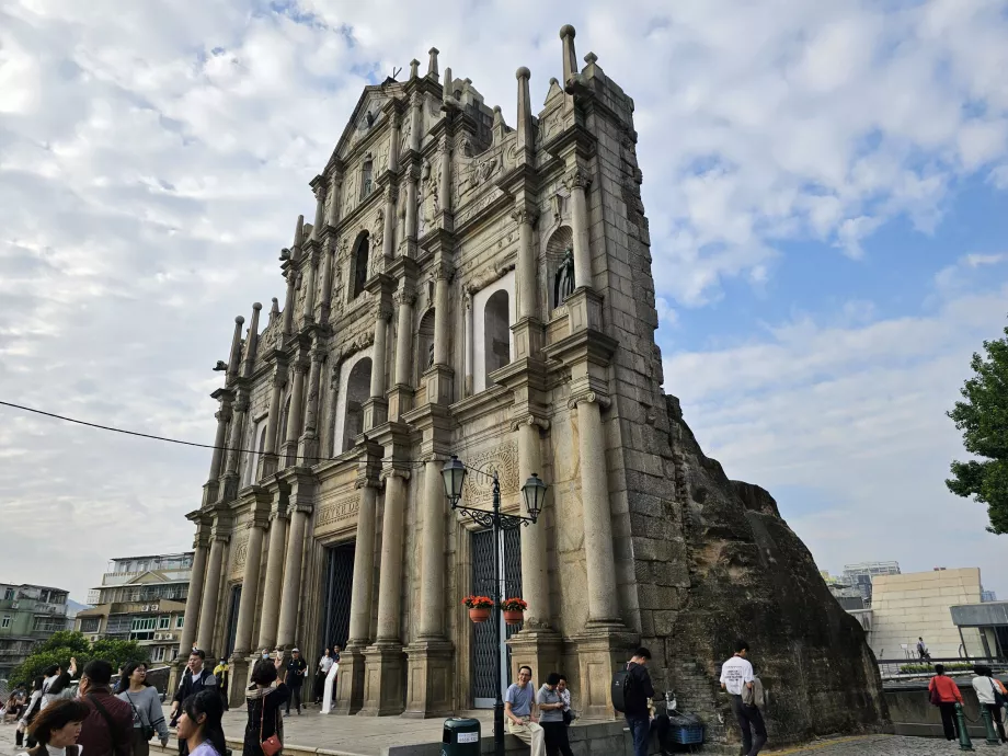 Side view of the ruins of St. Paul's