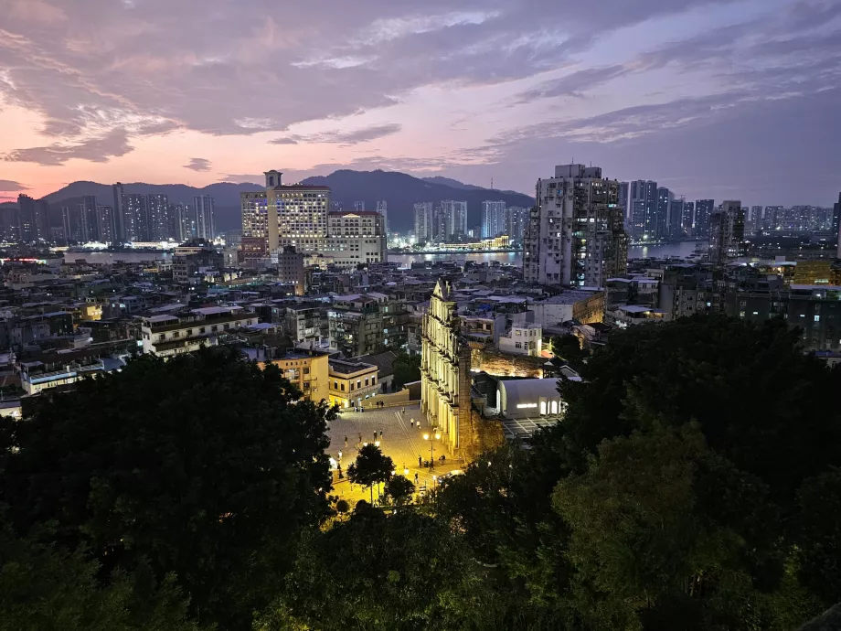 Night view of Ruínas de Sao Paulo