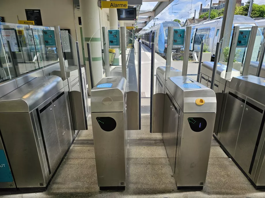 Turnstiles on Transilien trains