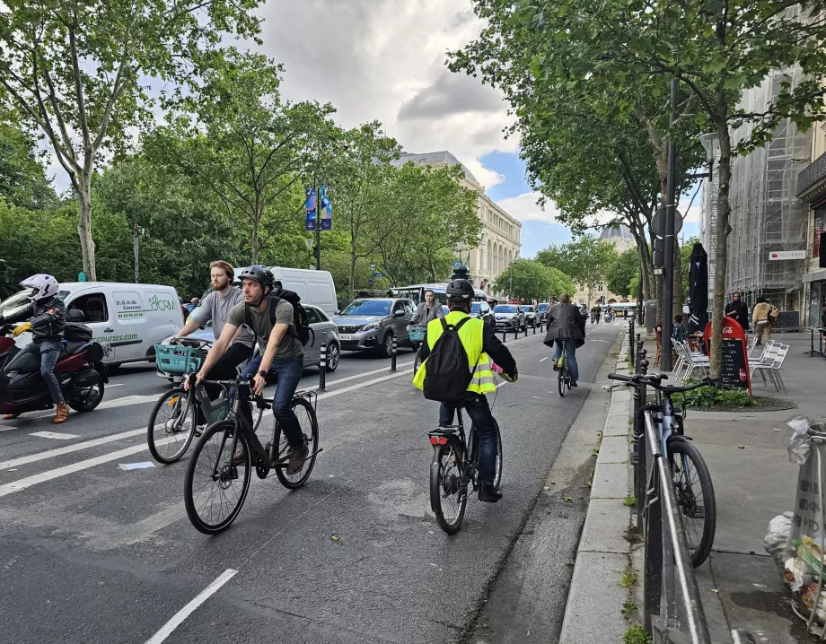 Cycling in Paris