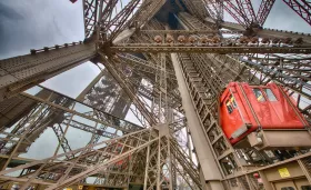 Eiffel Tower Elevator/lift