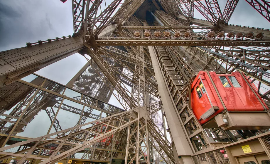 Eiffel Tower Elevator/lift