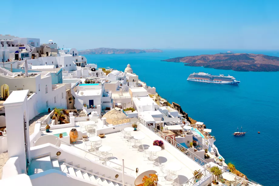 Cruise ship at Fira