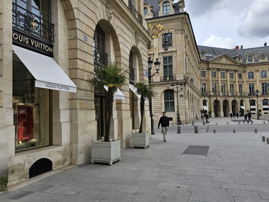 Luxury shops on Place-Vendôme