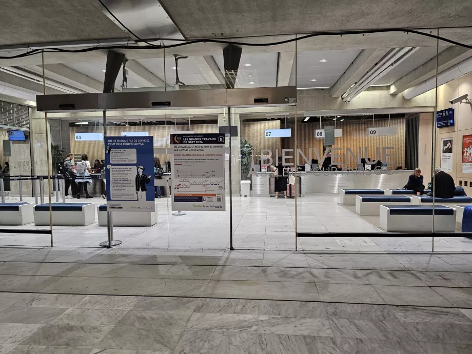 Ticket offices for public transport tickets, terminals 2