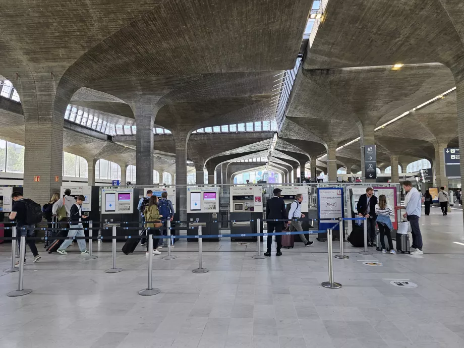 Public transport ticket machines at Roissypole station