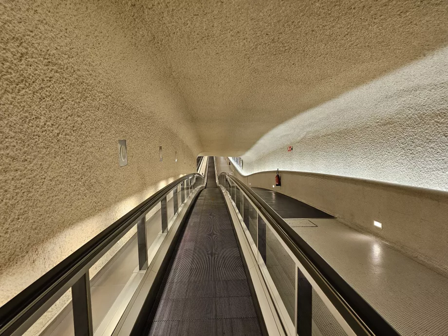 Corridors from the central hall to the departure gates