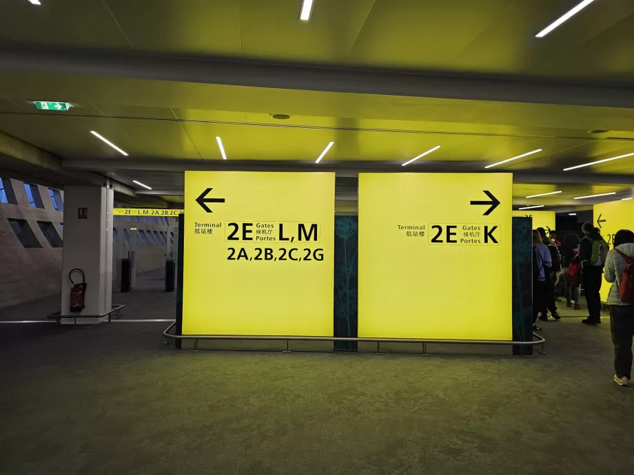 Signs at transfers at Terminal 2