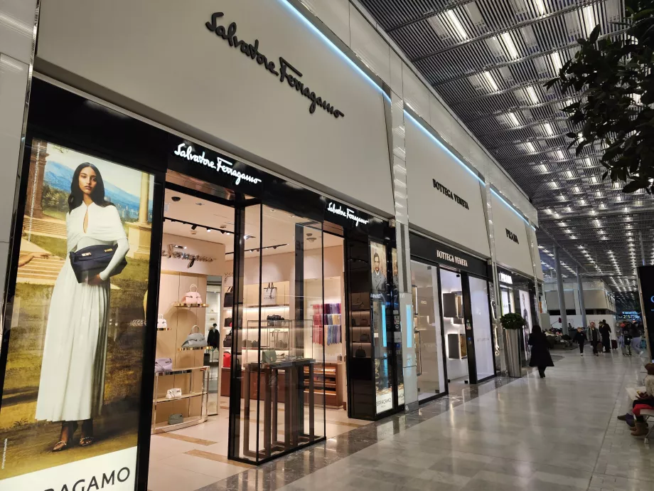 Shops in the transit zone, Terminal 2E