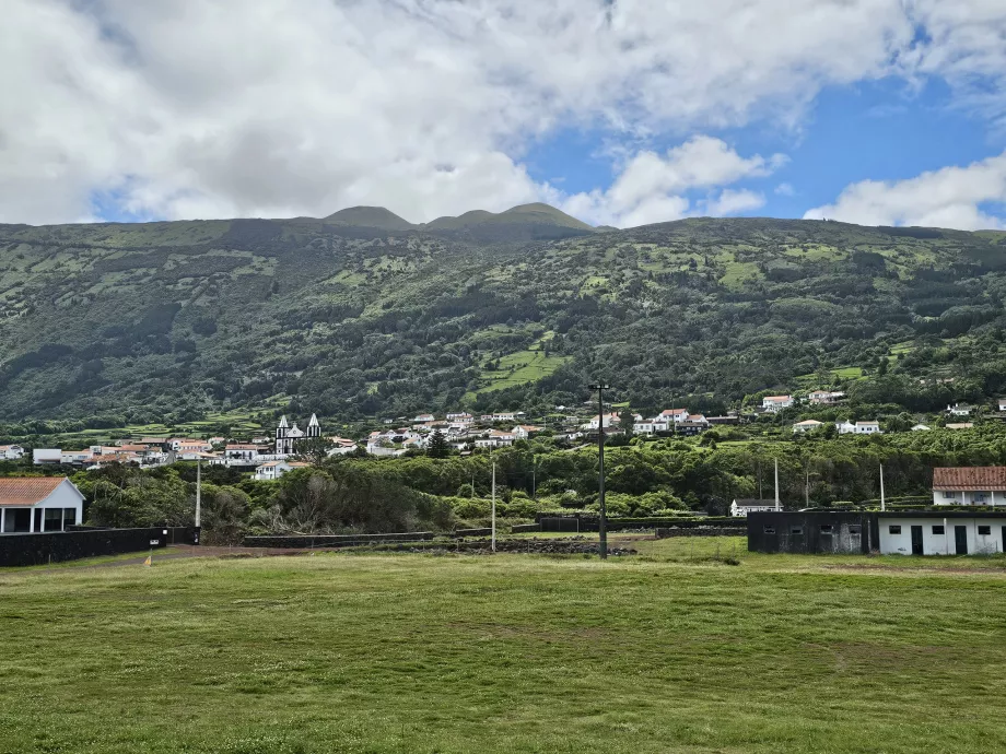 Prainha village under the mountain range