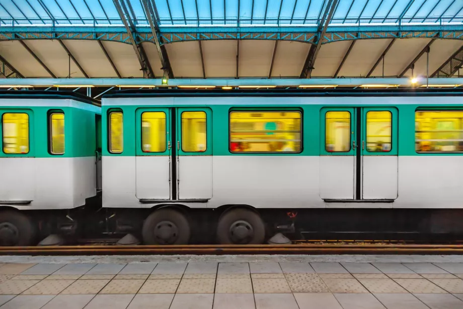 Subway with rubber wheels