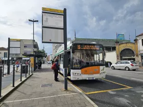 Bus stop 15 to the airport in front of Mestre station