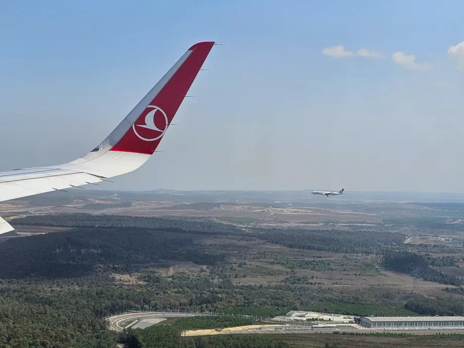 Turkish Airlines parallel landing