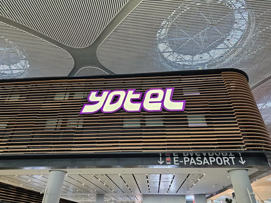 Yotel, public part