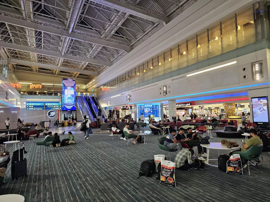 Shops and restaurants, Terminal 1