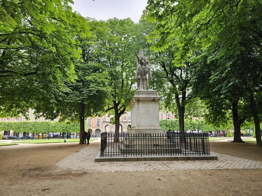 Equestrian statue, Place des Vosges