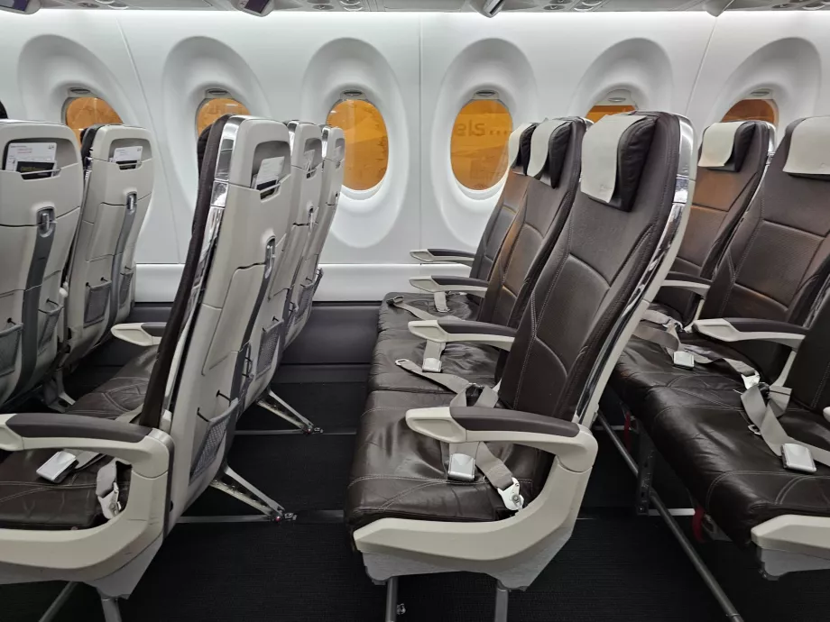 Seat pitches in economy class, Airbus A220