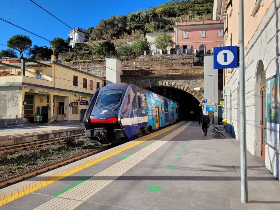 Train arriving from Sestri Levante