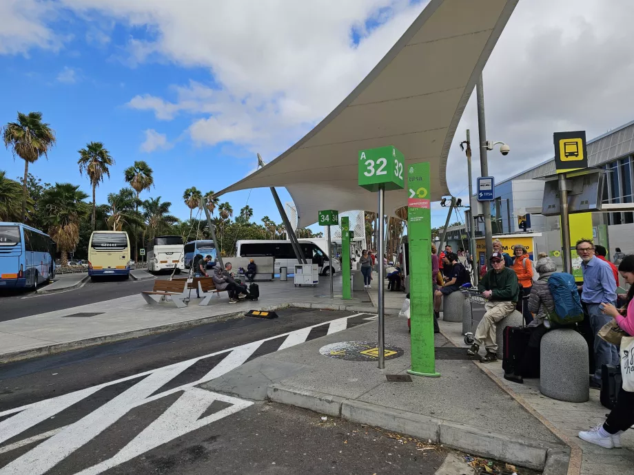 Bus stop in the direction of Santa Cruz and Los Cristianos