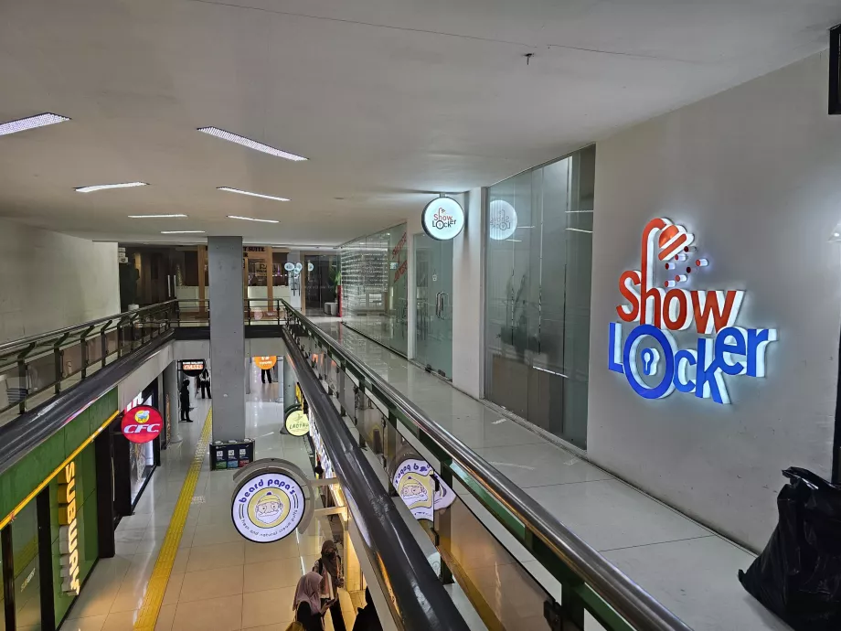 Showers and storage at Gambir station