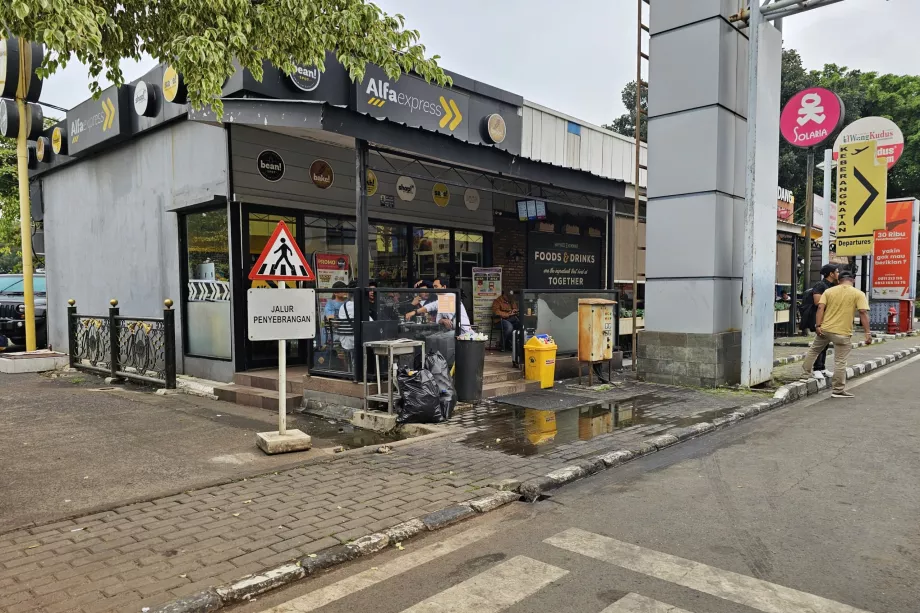 Minimarkets in front of the airport building