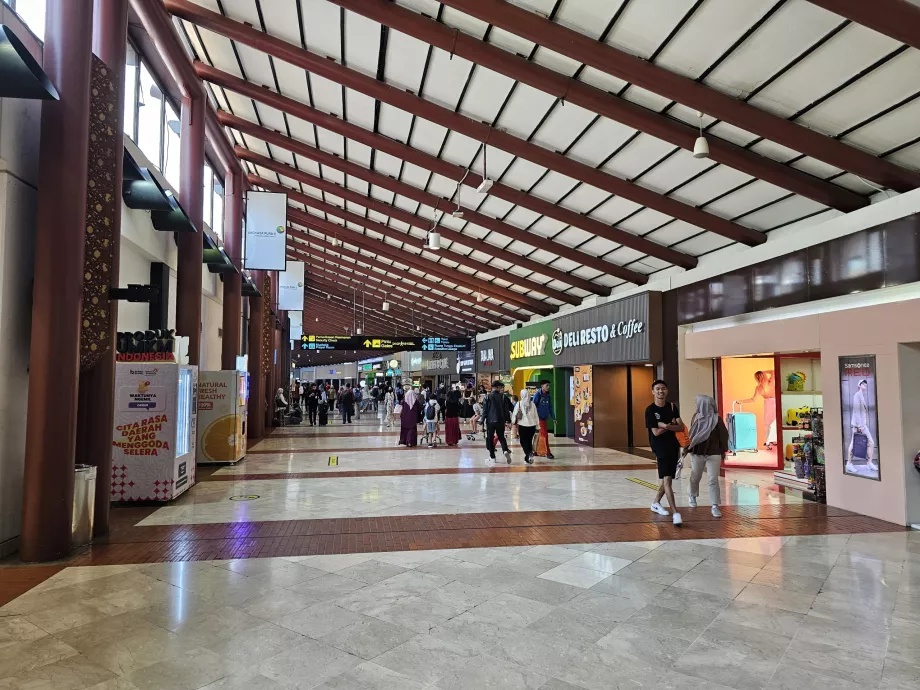 Restaurants and shops, Terminal 2