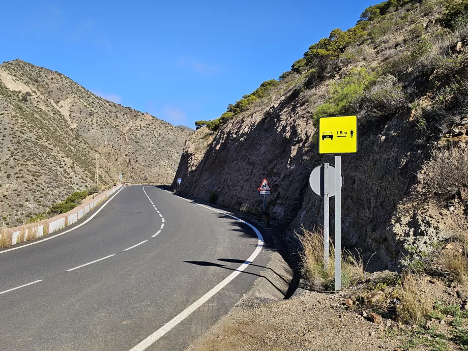 Warning for overtaking cyclists