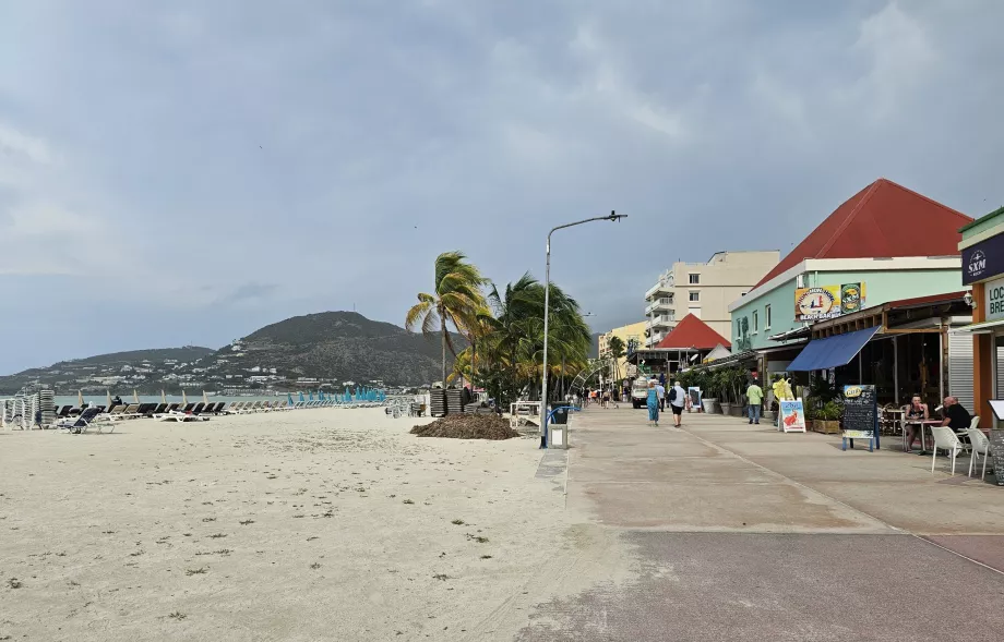 Beach and promenade, Philipsburg