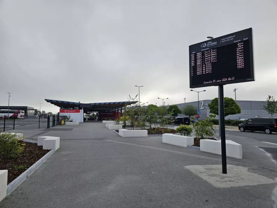 Bus station between terminals