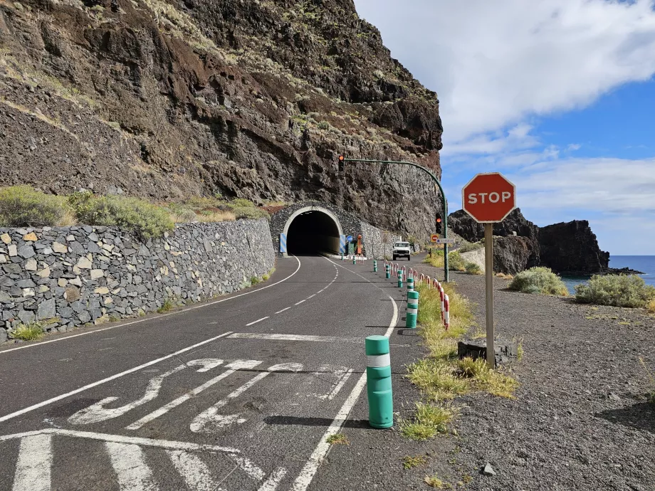 One-way tunnel