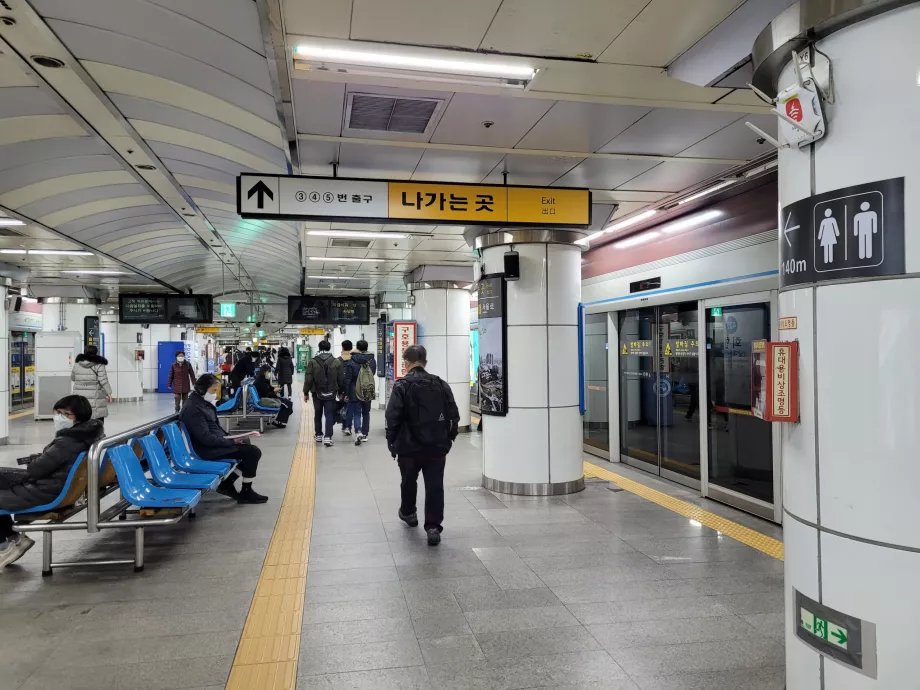 Subway platform, Seoul