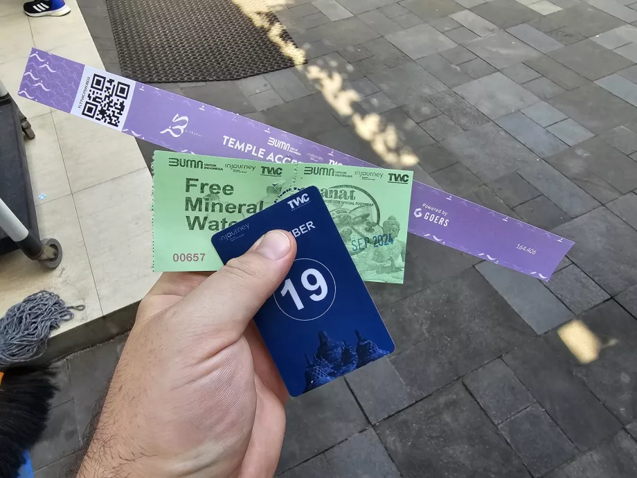 Card with guide number and voucher for a free bottle of water